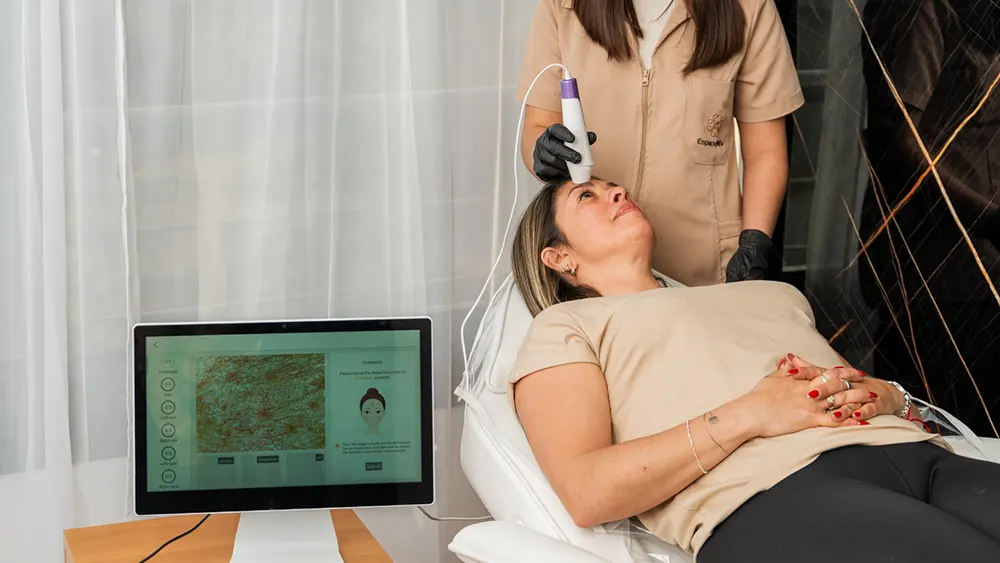 paciente recibiendo un escaneo facial en espacio hifu